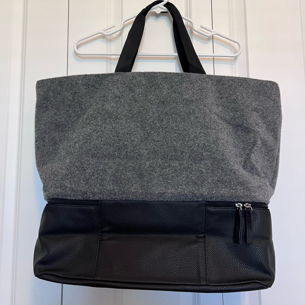 Travel tote with shoe compartment. Zip top - Picture 2 of 5